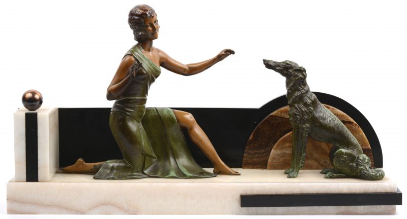 “Vrouw met hond.” Art deco beeld in zamak en marmer.
