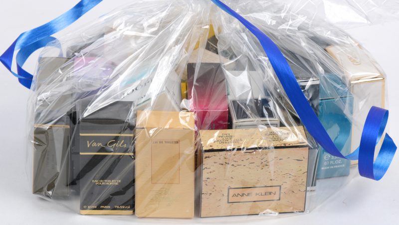 Een lot van 25 originele luxestalen parfum in cadeauverpakking waaronder Armani, Van Cleef & Arpels, Cacharel, Davidoff, Leonard, Joop, Bereton, Anne Klein, Sherrer, Versace en Boss.