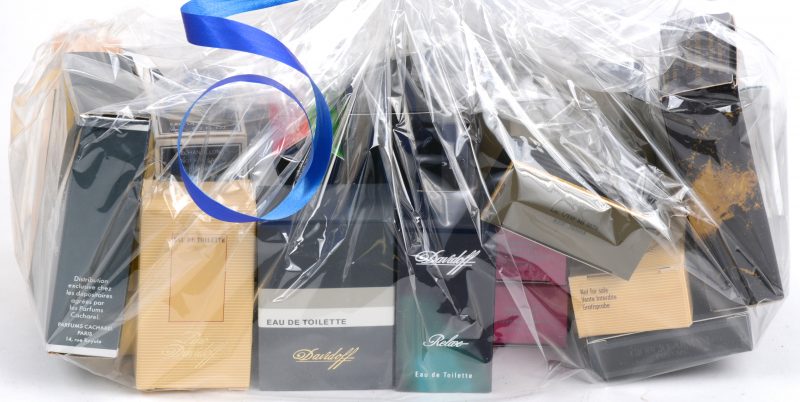 Een lot van 25 originele luxestalen parfum in cadeauverpakking waaronder Armani, Van Cleef & Arpels, Cacharel, Davidoff, Leonard, Joop, Bereton, Anne Klein, Sherrer, Versace en Boss.
