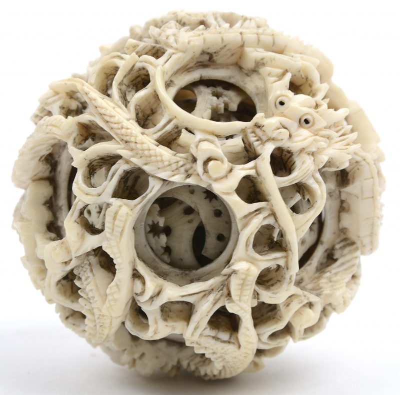 Een concentrische bal van gesculpteerd ivoor met een decor van draken.