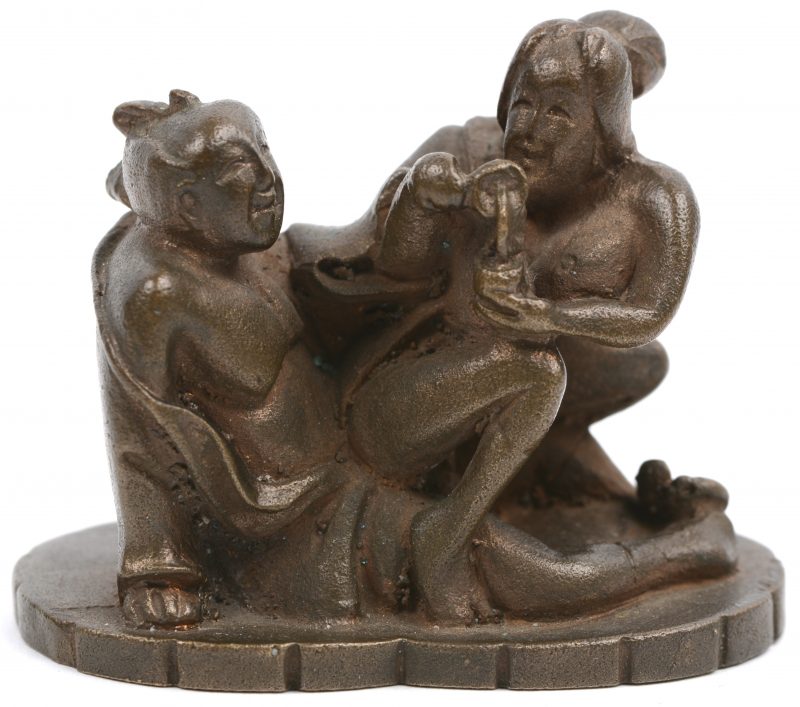 Een erotisch groepje van brons. Japans werk.