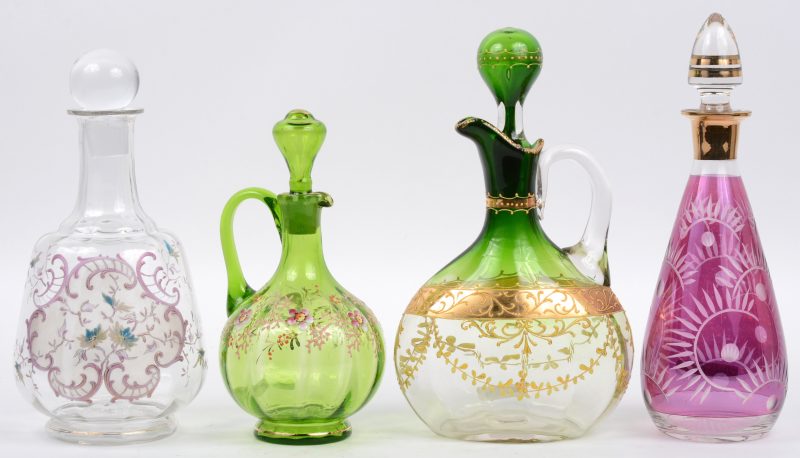 Een lot van vier verschillende glazen karaffen, waarvan drie met handgeschilderde decors.