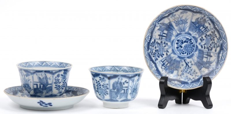 Paar theekopjes en schoteltjes van blauw en wit Chinees porselein. XIXde eeuw. Een schilfer