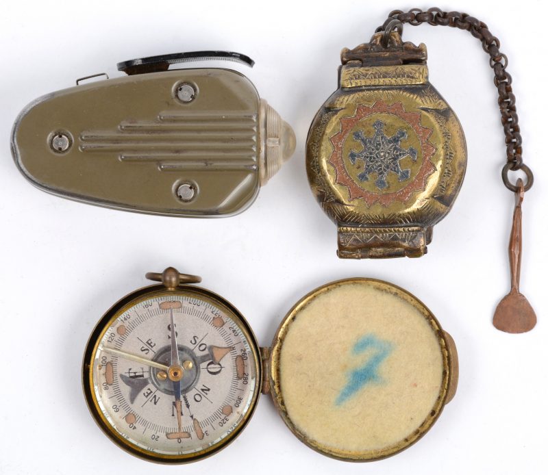 Een lot curiosa, bestaande uit een oude knijpkat van Philips, een kompas van het Belgisch leger en een bronzen snuifdoosje met lepeltje.