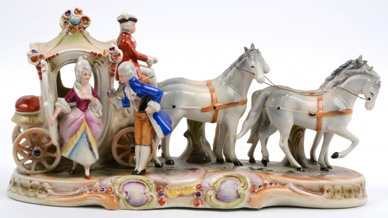 Kleine koets met vier paarden en drie personages. Groepje van polychroom Saksisch porselein. Onderaan gemerkt.