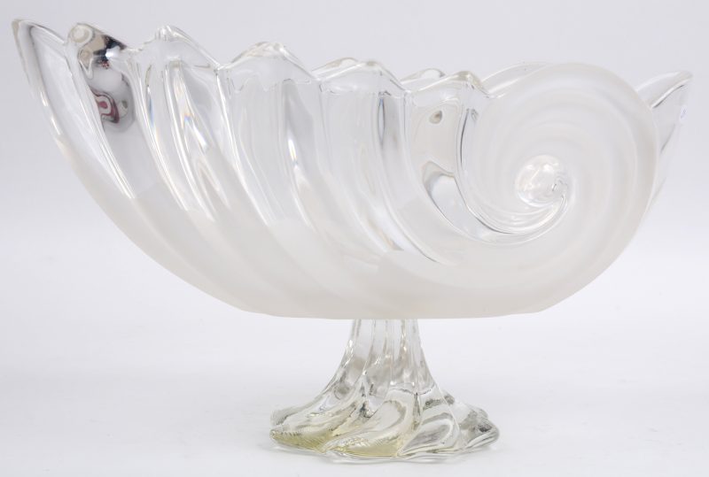 Een coupe op voet, in de vorm van een nautilusschelp, van gedeeltelijk gesatineerd glas. Onderaan gegraveerd: “R. Lalique, France”.