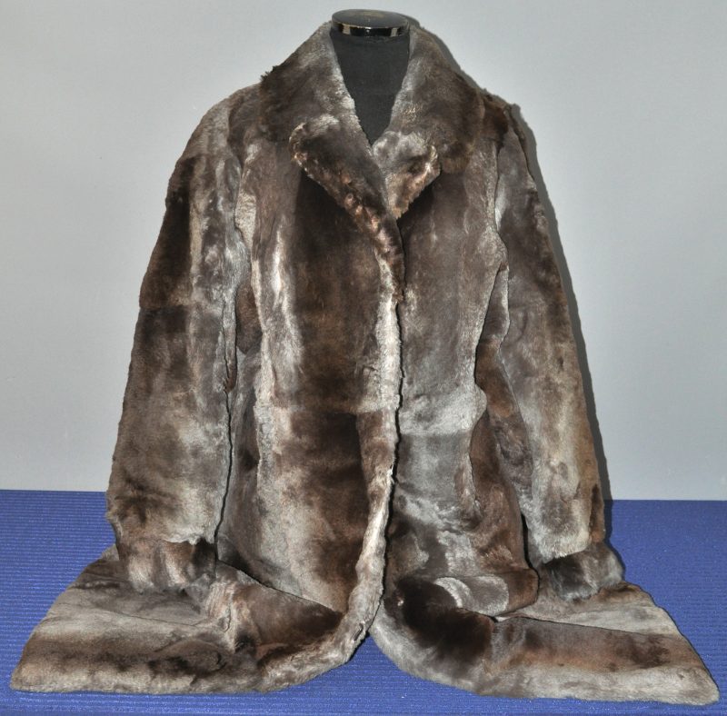 Een mantel van vossenbont.
