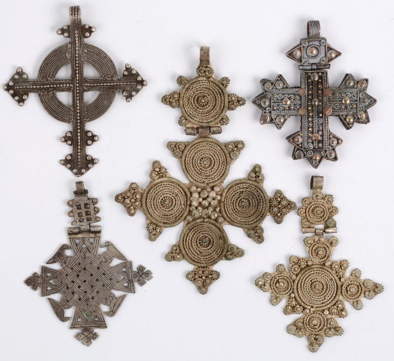 Vijf verschillende koptische kruisen van 10 ‰ zilver één met lederen ketting. Ter plaatse aangekocht in 1986.