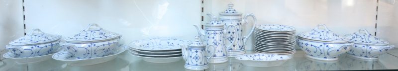Een gedeelte servies van blauw en wit porselein met een “immortelle de Saxe”-decor, bestaande uit vier terrines, waarvan twee met onderschotel, drie koffiepotten in verschillende groottes, een schaaltje, vier grote schotels en zestien borden.
