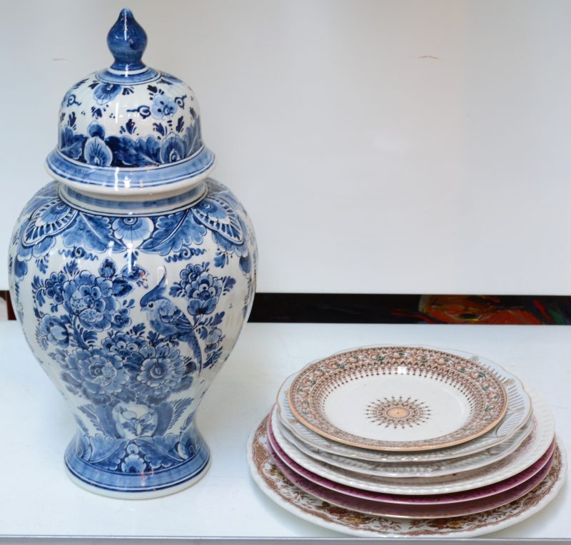 Een dekselvaas van blauw en wit Delfts aardewerk en een partij van zeven borden.