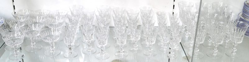 Glasservies model Esneux taillé. 12 water, 11 witte, 11 rode wijn, 10 champagnecoupes, 11 likeurglaasjes. 55 stuks totaal.