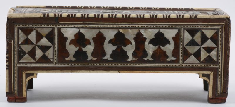 Een houten doosje met schuivend deksel, versierd met ingelegde motieven van ivoor en paarlemoer.