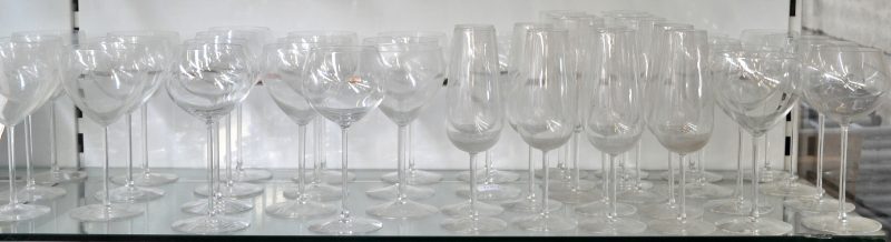 Een reeks kristallen glazen van de serie “Academie du vin”: zes champagnefluiten, zes likeurglaasjes, twaalf rode wijnglazen, eenentwintig bourgogneglazen en zes witte wijnglazen.