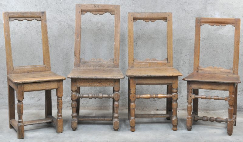 Een lot van vier sobere eikehouten stoeltjes, waarbij één met de initialen ‘HM’. XIXe eeuw.
