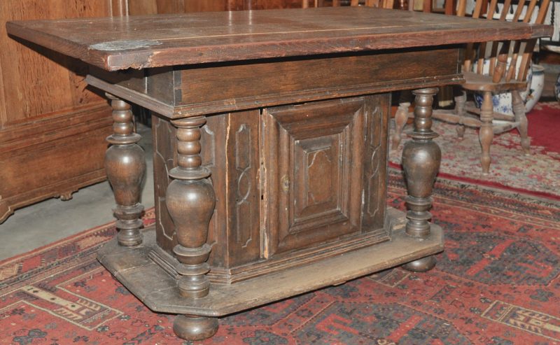 Een tafel, opgebouwd uit een vroeg XVIIIe eeuwse bovenkast met een XIXe eeuws blad met daaronder twee laden.