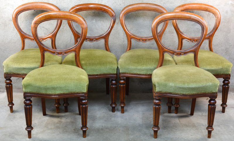 Een serie van zes mahoniehouten stoelen in Louis-Philippestijl.