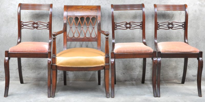 Een reeks van drie Engelse mahoniehouten stoelen. We voegen er een gelijkaardige armstoel aan toe.