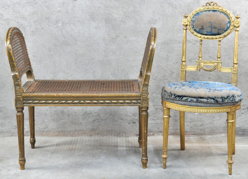 Een stoeltje en een bankje van goudgepatineerd hout in Lodewijk XVI-stijl.