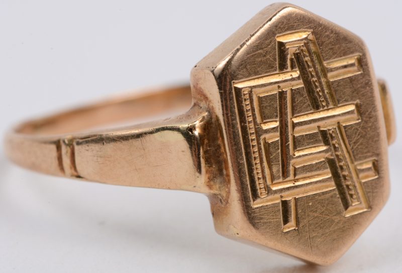 Een 18 karaats geel gouden ring met initialen.