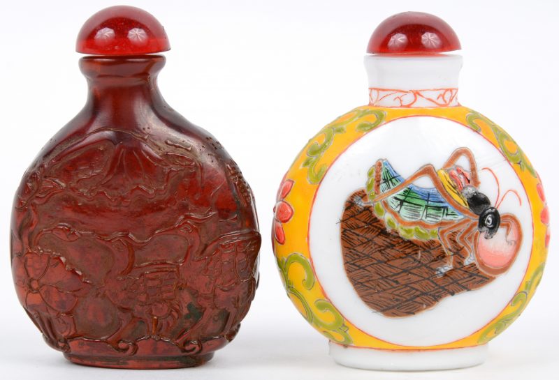 Twee verschillende Chinese snuffbottles, waarbij één van porselein en één van glas