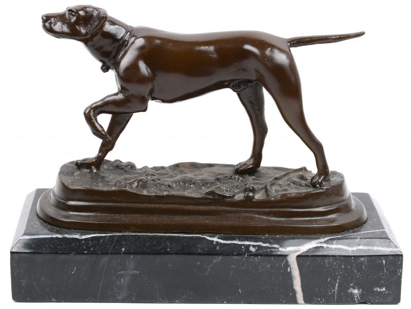 “Jachthond”. Een beeld van bruingepatineerd brons op een marmeren sokkel. Naar een werk van P.J. Mene.