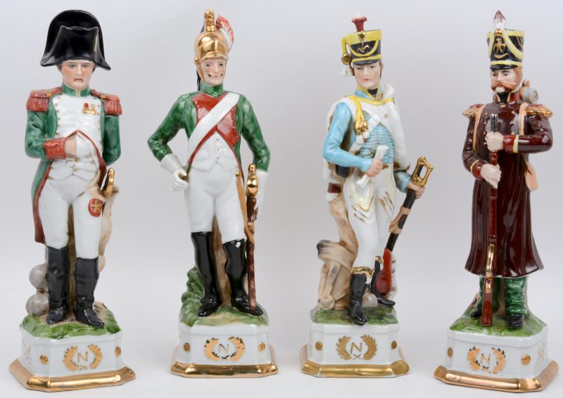Vier porseleinen figuren w.o. Napoleon I.