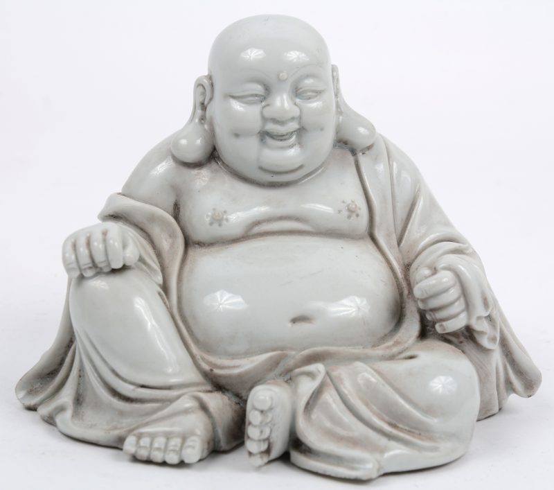 Een zittende Boeddha van monochroom wit porselein naar het blanc de Chine.