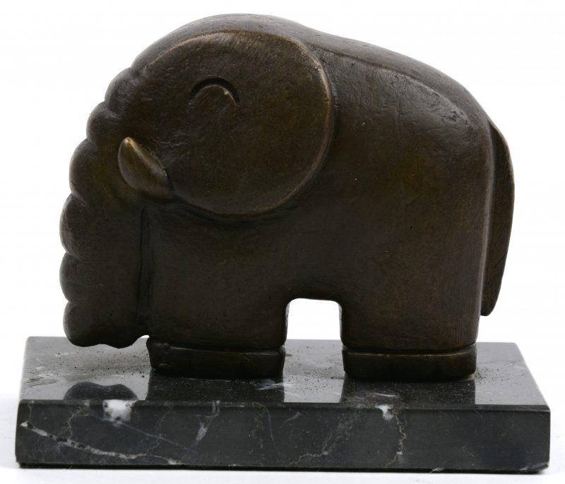 Een presse-papier van donkergepatineerd brons op marmeren sokkel in de vorm van een olifant.