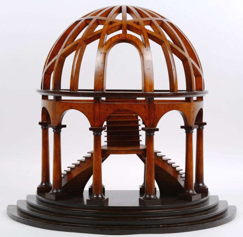 Een mahoniehouten replica van een meesterstuk in de vorm van een trappenhuis.