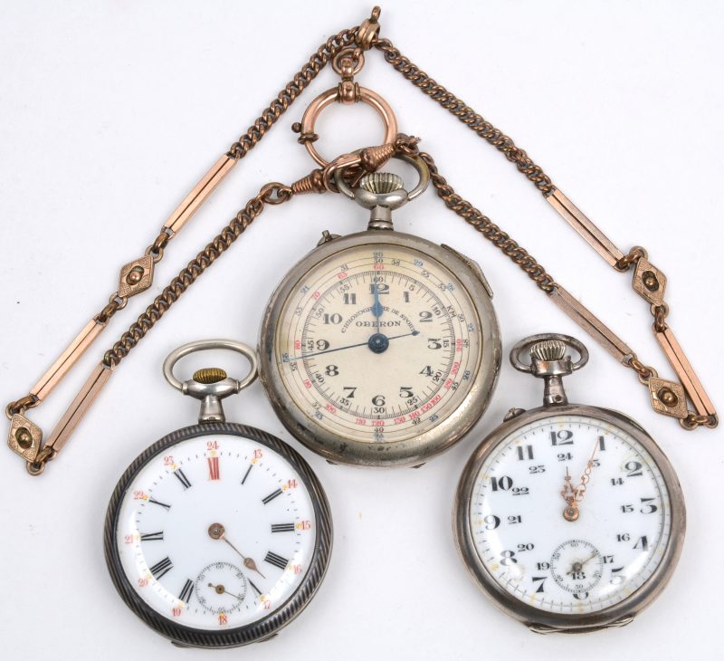 Een lot van twee zakhorloges en een chronometer, waarbij twee met zilveren kast.