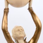 “Danseres met bal”. Een art deco beeldje van verguld brons en celluloid op onyxen voetstuk.