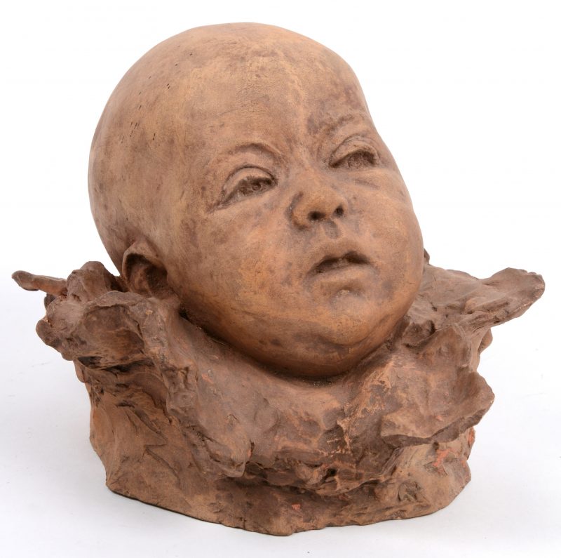 Een kinderhoofdje van geboetseerd terracotta. Gesigneerd.