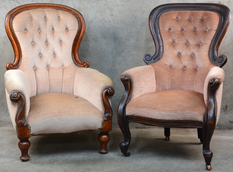 Een paar notenhouten fauteuils in Louis-Philippestijl, bekleed met gecapitonneerd fluweel. Afwijkende modellen.