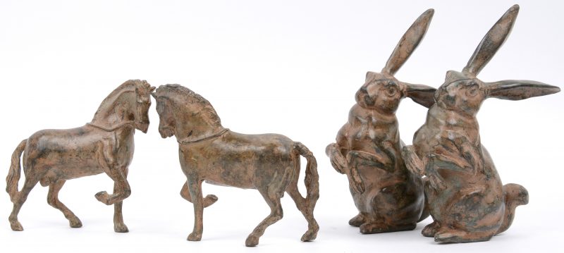Een lot bronzen diertjes, bestaande uit twee paardjes en twee zittende konijntjes.