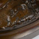 “L’ aveu”. Een beeld van bruingepatineerd brons. Gesigneerd en naar aanleiding van het ‘Salon des beaux arts’.