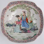 Een schaal van Chinees porselein met een famille rosedecor van personages. Onderaan gemerkt.