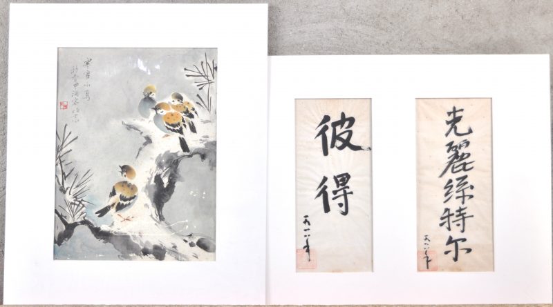 Een kalligrafische plaat, daterend van 1922 en een Chinese aquarel met vogels op een besneeuwde tak.