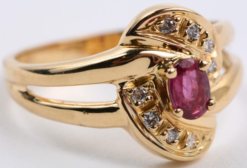 Een 18 karaats geel gouden ring bezet met een centrale robijn van ± 0,25 ct. en kleine briljantjes.