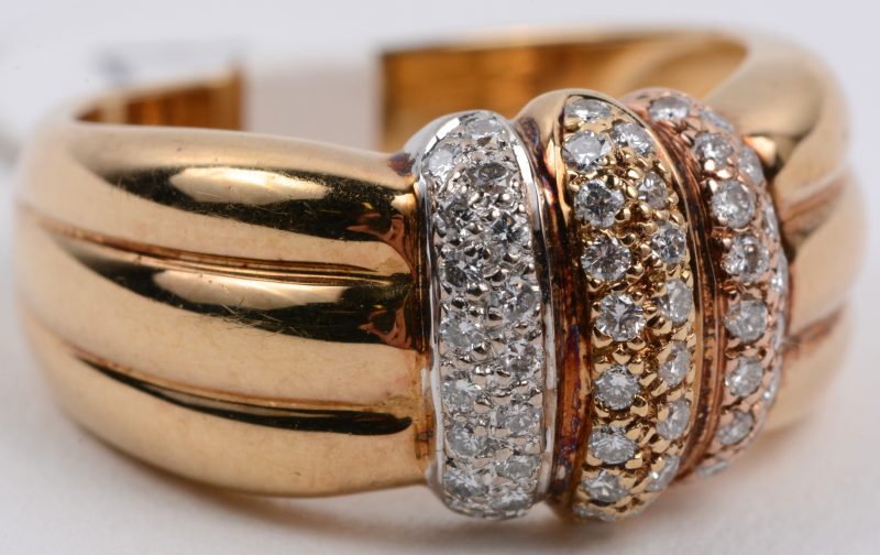 Een 18 karaats geel gouden ring bezet met diamanten met een gezamenlijk gewicht van ± 0,45 ct.