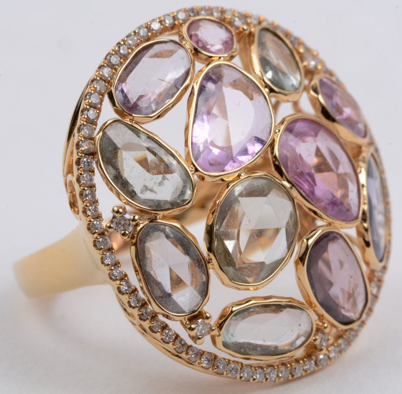 Een 18 karaats geel gouden ring bezet met diamanten met een gezamenlijk gewicht van ± 0,45 ct. en verschillende kleuren saffieren met een gezamenlijk gewicht van ± 8 ct.