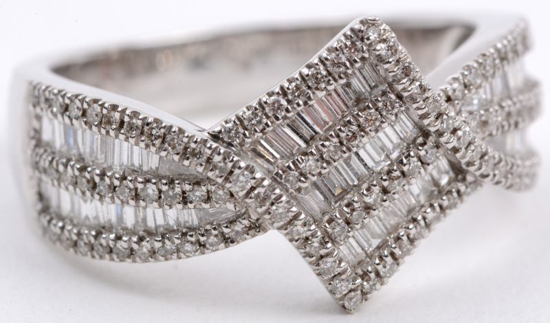Een 18 karaats wit gouden ring bezet met diamant baguetten met een gezamenlijk gewicht van ± 0,90 ct.