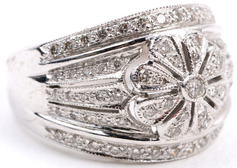 Een 18 karaats wit gouden ring bezet met diamanten met een gezamenlijk gewicht van ± 0,75 ct.