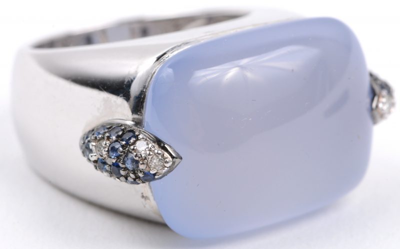 Een 18 karaats wit gouden ring bezet met een calcedoon van ± 22 ct. kleine diamantjes en saffiertjes. Stijl Pomelato.