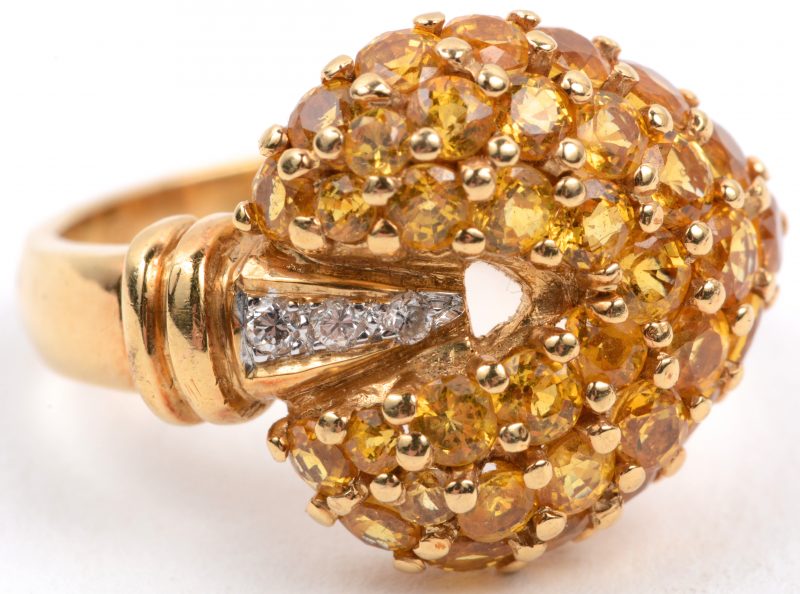 Een 18 karaats geel gouden ring bezet met kleine diamantjes en gele saffier met een gezamenlijk gewicht van ± 4 ct.