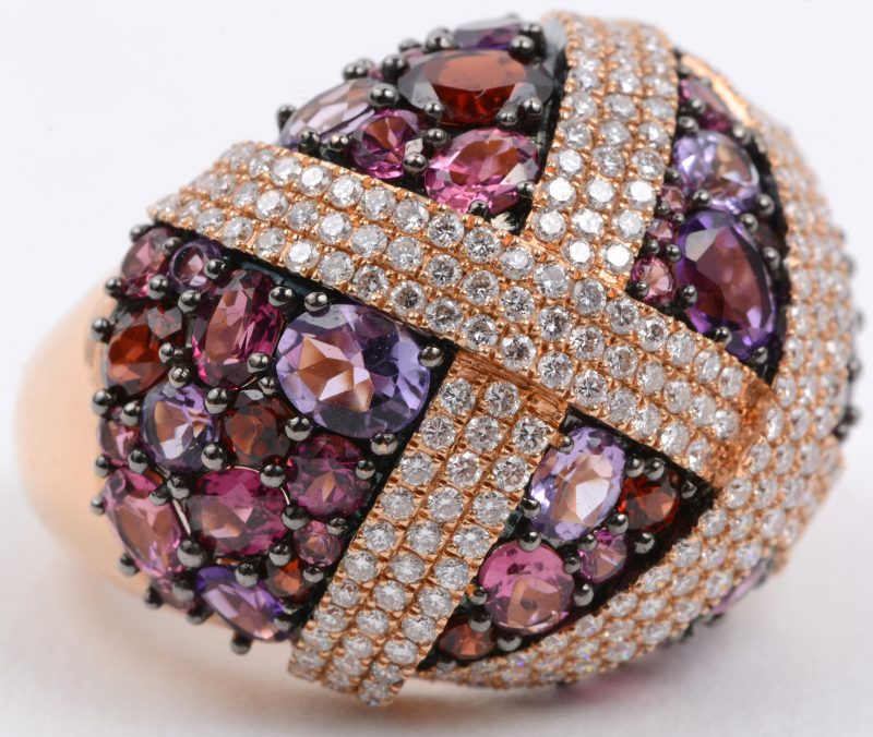 Een 18 karaats rooskleurige gouden ring bezet met diamanten met een gezamenlijk gewicht van ± 2,20 ct. en verschillende kleuren saffier van ± 7 ct.