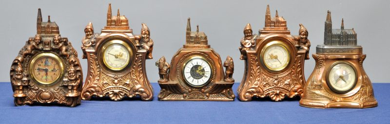 Een lot van vijf metalen klokjes, getooid met de Dom van Keulen.