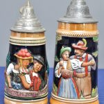 Een lot van vijf Duitse bierpullen van meerkleurig aardewerk met tinnen deksels.