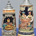 Een lot van drie Duitse bierpullen van meerkleurig aardewerk met metalen kleppen.
