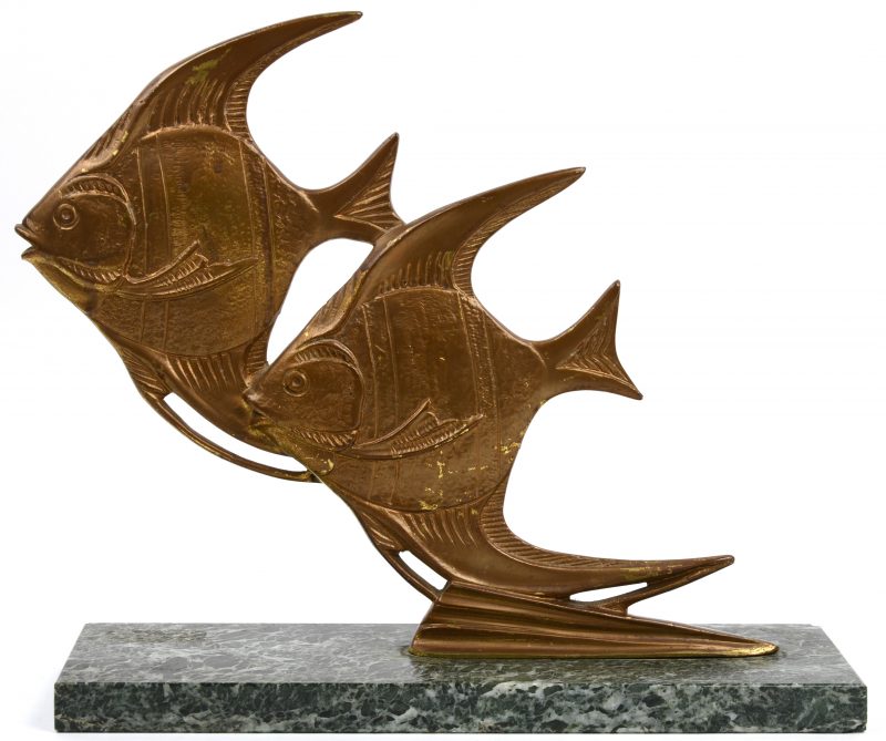 Een bronzen art deco groepje van twee maanvissen. Op marmeren voetstuk.