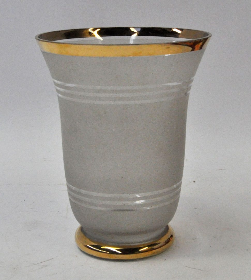 Een Boomse vaas van kleurloos en verguld glas. Midden van de XXste eeuw.